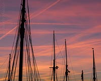  TITEL: »Masten von Traditionsseglern und Kondensstrefen am Himmel bei Sonnenuntergang – 010« ORT: Ostsee, Kieler Bucht, Kiel, Hörn.