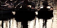 TITEL: »Historische Segelboote im Kieler Traditions-Museumshafen« DETAIL: An einem sommerlichen Abend, scheint die tief stehende Sonne auf die Hörn und den Kieler Museumshafen mit seinen alten und liebevoll gepflegten Schiffen und Booten. Das Gegenlicht erzeugt harte Schatten und so werden die Boote auf diesem Bild, fast bis auf ihre Umrisse reduziert. ORT: Ostsee, Kieler Bucht, Kiel, Tradtionshafen.