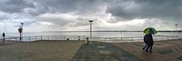  Regenschauer über der Promenade von Travemünde –  DETAIL: Ein Tag mit „Wetter“ im Frühjahr. Regenschauer und Sonnenschein wechseln sich im Minutentakt ab. Eine dunkle Wolkendecke prägt auf diesem Foto eine ganz besondere Stimmung.