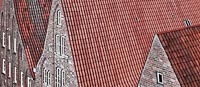  Lübeck deine Ziegel 2 –  DETAIL: Ein Bild aus der Serie »Lübeck deine Ziegel« aus dem Jahre 2004. Die Fotos zeigen Aufnahmen von Lübeck aus einer erhöhten Perspektive – Dachziegel, Ziegelsteine und weiße Fensterrahmen. Harte Kontraste und eine markante Farbigkeit heben die besondere Art der hanseatischen Architektur hervor.