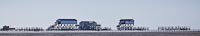  »Horizont mit typischen Bauten am Strand von  Sankt Peter-Ording« DETAIL: Dieses Panoramafoto zeigt die typischen Pfahlbauten die den weiten Strand auch bei Flut nutzbar machen.
