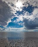  »Wattenmeer vor Schlüttsiel bei Ebbe« DETAIL: Majestätische Wolken ziehen langsam über das nordfriesische Watt, während die Flut sehr schnell den Meeresboden zurückerobert.