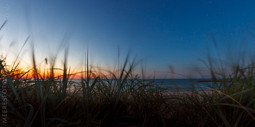  Dünengras und Sternenhimmel in einer Sommernacht am Schönberger Strand
