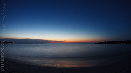  Uferbereich der ruhigen Ostsee in einer Sommernacht am Schönberger Strand