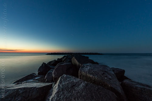  Steinbuhne und die ruhige Ostsee unter dem Sternenhimmel in einer Sommernacht am Schönberger Strand