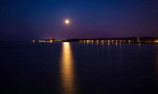Mondschein auf der Ostsee vor dem Timmendorfer Strand mit Blick auf den Hafen von Niendorf