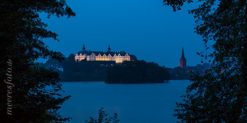 Das Plöner Schloss und die Nikolaikirche zur Blauen Stunde an einem milden Herbstabend