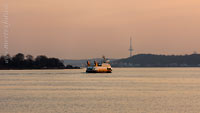  Im warmen Licht des Sonnenuntergangs nimmt eine Fähre aus der Heikendorfer Bucht Kurs auf Kiel
