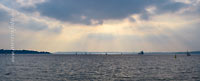  Segelboote und Frachter bei dramatischem Sonnenlicht auf der Kieler Förde am Rande der Heikendorfer Bucht