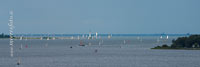  ARBEITSTITEL: Ein schmaler Sonnenstreifen fällt am Friedrichsorter Leuchtturm zwischen vielen Segelbooten auf die Ostsee der Kieler Förde