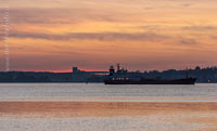  Ein Frachter nimmt im Abendrot Kurs aus der Kieler Förde hinaus auf die offene Ostsee
