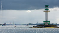  Der Friedrichsorter Leuchtturm an einem wechselhaften und windreichen Ostseetag in der Kieler Förde