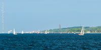  Segelboote und eine Fähre der Color Line vor dem östlichem Ostseeufer der Kieler Förde an einem windreichen Frühlingstag