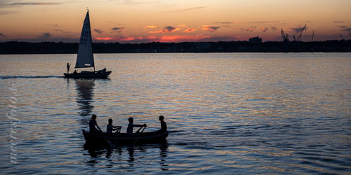  Rudern und Segeln im Abendrot nach Sonnenuntergang auf der Kieler Förde an einem warmen Sommerabend