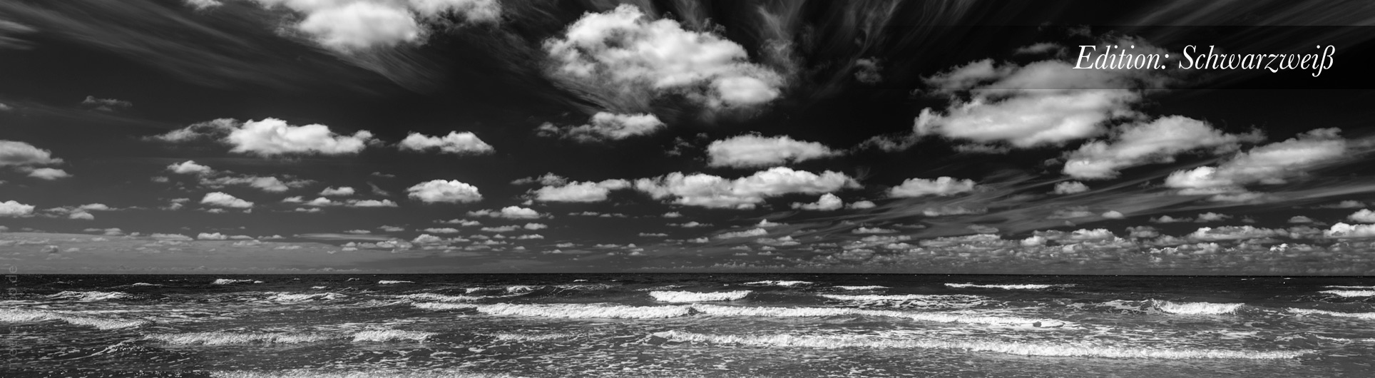 Schwarzweißbild von Nordseewellen im Sommer