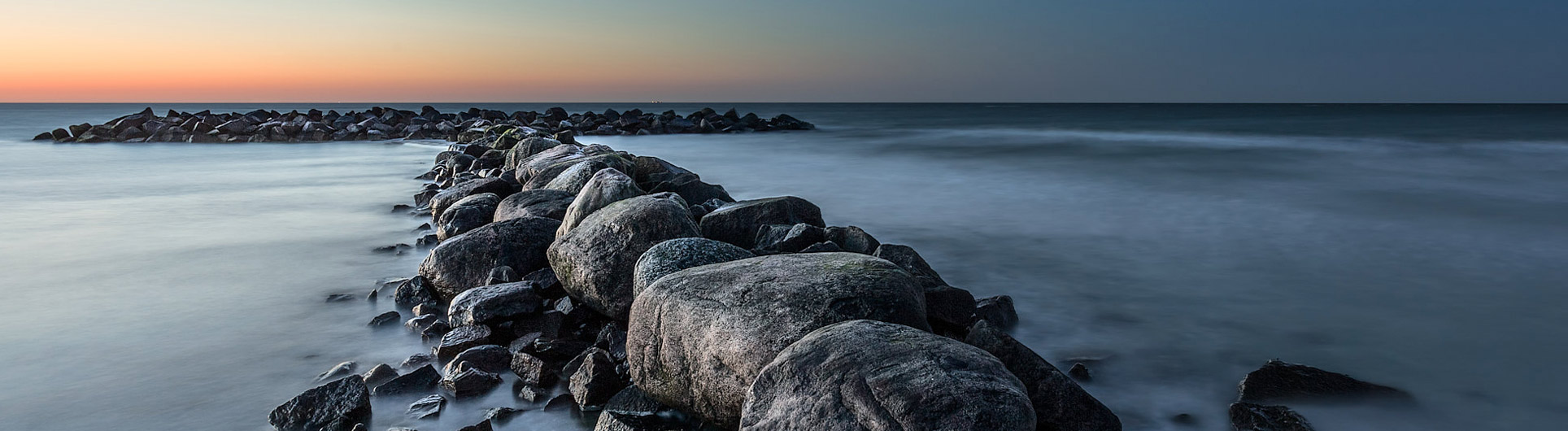 Steinbuhne im Sonnenuntergang an der Ostsee