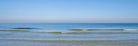  ARBEITSTITEL: Kleine Wellen und ein wolkenloser Horizont am Ostseeufer vor Heidkate an einem Vormittag im Sommer