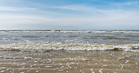  ARBEITSTITEL: Leichte Nordseewellen im Uferbereich vor dem Strand von Sankt Peter-Ording