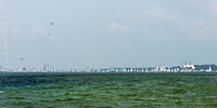  Die Windjammerparade der Kieler Woche hinter den flachen Ostseesandbänken von Laboe.