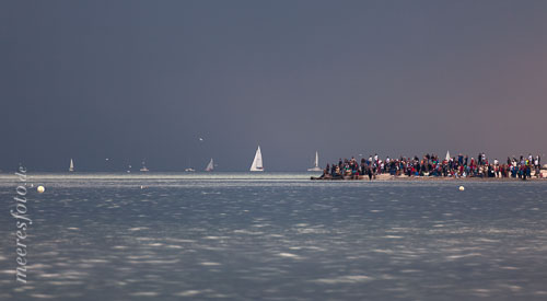  Zuschauer der Windjammerparade am Strand von Laboe kurz vor einem starkem Regenschauer
