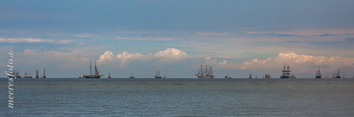  Windjammer und große und kleinere historische Segelschiffe und Segelboote in der Kieler Aussenförde