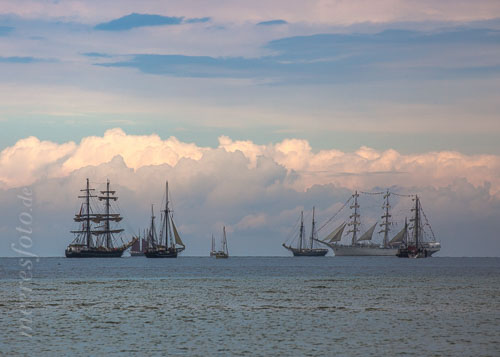  Ein Windjammer und einige historische Segelschiffe und Segelboote in der Kieler Aussenförde