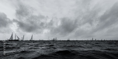  Historische und moderne Segelschiffe und Segelboote zur Auslaufparade der Kieler Woche in schwarz-weiß