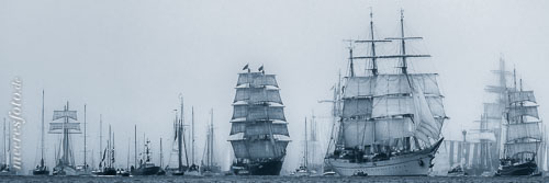  Windjammerparade angeführt von dem Segelschulschiff Gorch Fock in schwarz-weiß