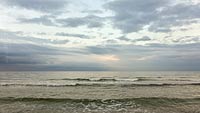  Die Ostsee mit leichten Wellen vor dem Strand von Heidkate nach einem Regenschauer
