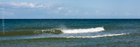  Welle mit leichter Gischt an einem Frühlingtag vor dem Ostseestrand von Stakendorf