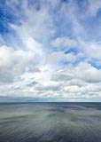  Dänisch Nienhof – Mai-08714 –  DETAIL: Cumuluswolken und Cirruswolken über der Kieler Bucht. Die Oberfläche der Ostsee wird vom starken ablandigen Wind „gekreuselt“.
