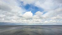  Dänisch Nienhof – Mai-07814 –  DETAIL: Durch eine Wolkenlücke zeigen sich Cirruswolken an diesem kühlen und windigen Tag an der Kieler Bucht.