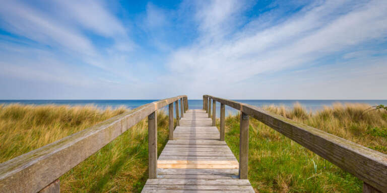 Brücke über die Dünen zur Ostsee