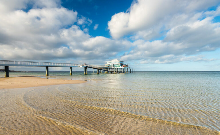 Das Wolkenlos und eine Sandbank im Sonnenlicht