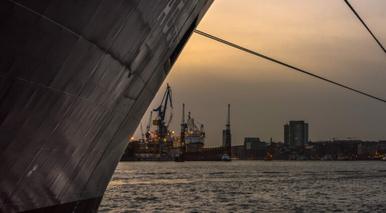 Dock und Schiffsbug in Hamburg