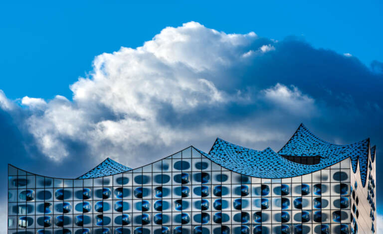 Elbphilharmonie unter Wolken