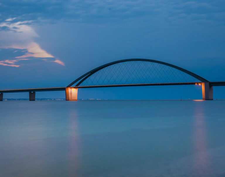 Fehmarnsund mit Brücke am Abend