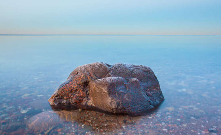 Findling im Flachwasser am Schwedeneck im Winter