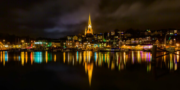 Flensburger Nikolaikirche bei Nacht