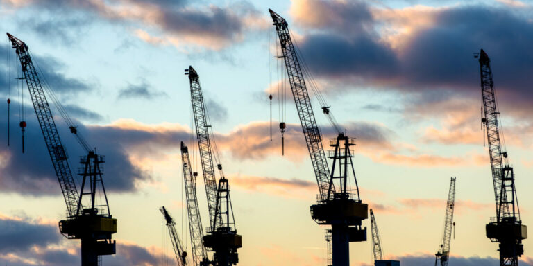 Hamburger-Hafen-Kräne am Abend