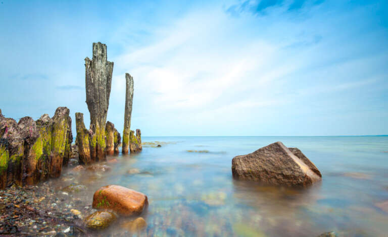 Holzbuhne und Steine bei Hohwacht