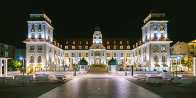 Hotel Kurhaus bei Nacht in Binz