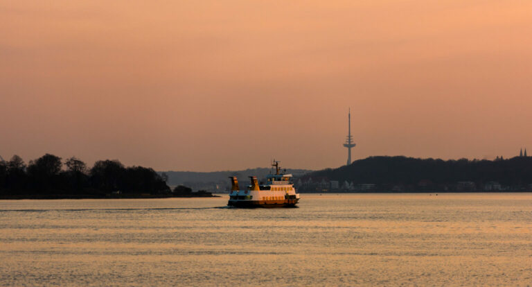 Kieler Fähre im Abendlicht auf der Förde