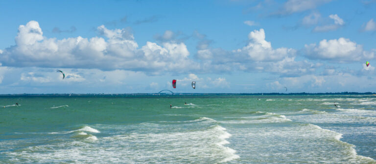 Kitesurfer und Fehmarnsundbrücke