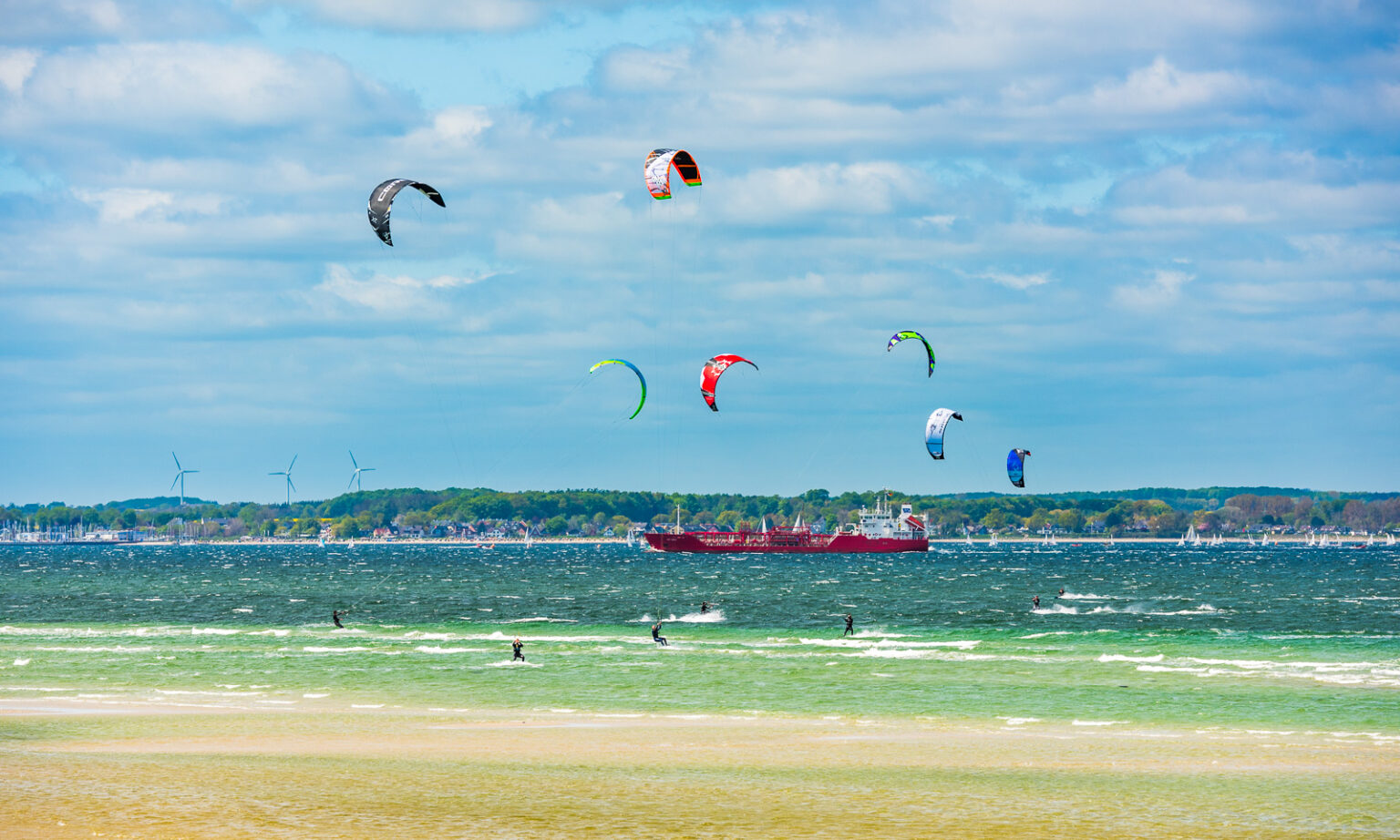 Kitesurfer und roter Frachter im Sonnenschein<br> EDITION | KLEINE MEERESBILDER