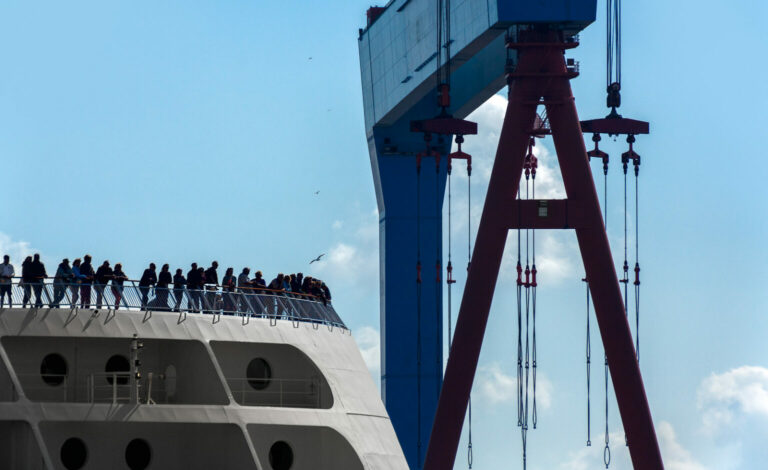 Kreuzfahrtgäste und HDW-Kran in Kiel