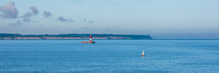 Leuchtturm Kiel und Segler