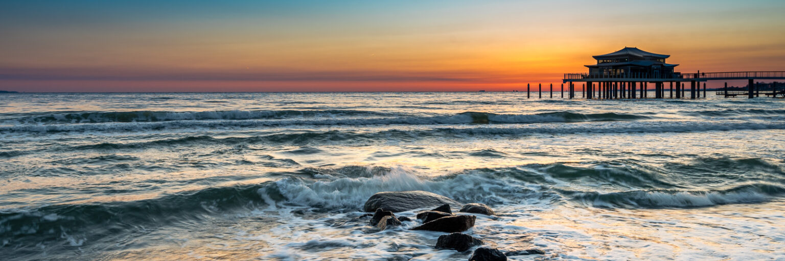 Morgenbrandung mit Buhne am Timmendorfer Strand