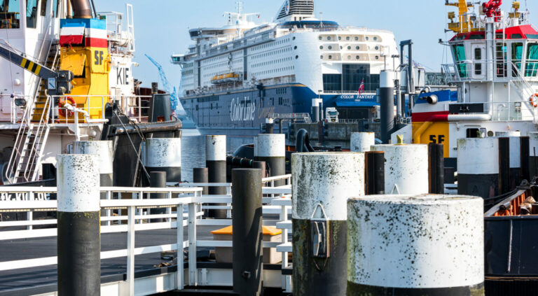 Oslofähre und Hafenschlepper in Kiel