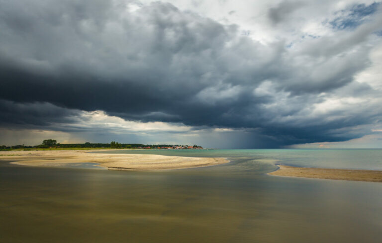 Regenfront über dem Sehlendorfer Strand und Hohwacht